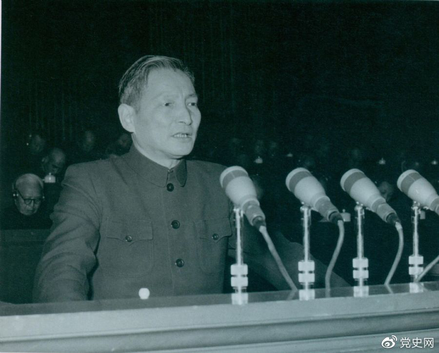 1956年12月，陳云在中華工商業(yè)聯(lián)合會(huì)第二屆會(huì)員代表大會(huì)上作報(bào)告。
