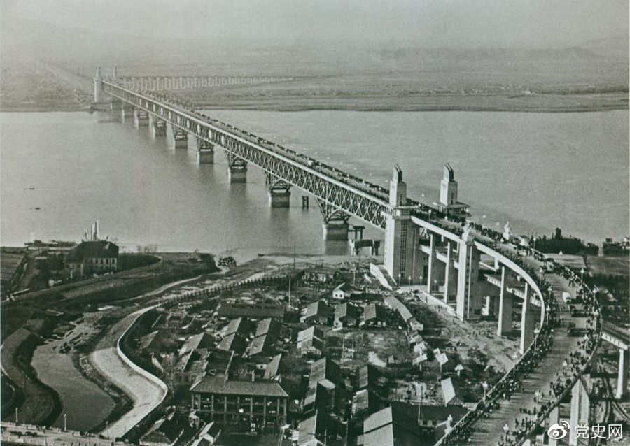 1968年12月29日， 南京長江大橋全面建成通車。這是當(dāng)時(shí)中國自行設(shè)計(jì)建造的最大的鐵路、公路兩用橋。