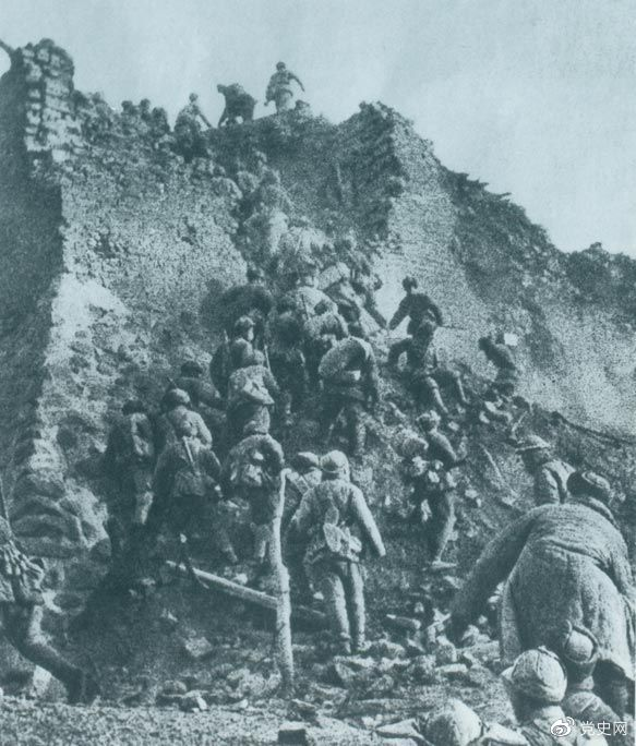 1948年12月，人民解放軍向新保安守敵發(fā)起攻擊。這是解放軍戰(zhàn)士登上新保安城頭。 